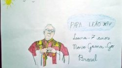Kinder haben Bilder für Papst Leo gemalt