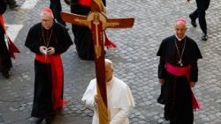 संत पापा संत पेत्रुस महागिरजाघऱ के पवित्र द्वार से गुजरते हुए परमधर्मपीठ के जुलूस का नेतृत्व करते हैं