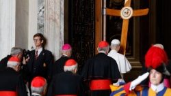 संत पापा लियो पवित्र द्वार से गुज़रते हुए परमधर्मपीठ के जुलूस का नेतृत्व करते हैं