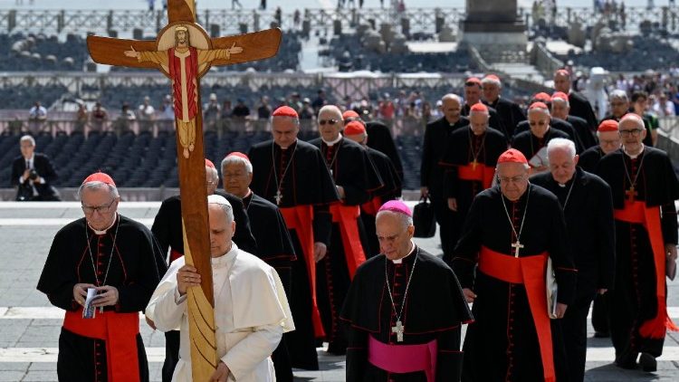 Leó pápa vezeti a Szentszék alkalmazottainak körmenetét a Szent kapu felé 