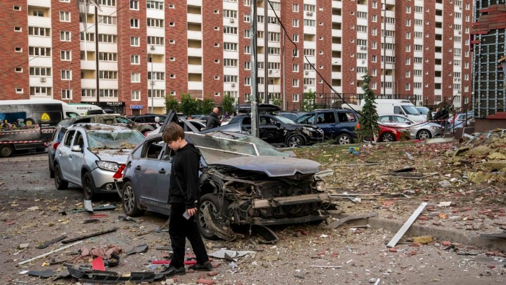 Um menino local inspeciona os destroços de um carro no local de um ataque de drone a um prédio residencial alto após um ataque noturno em Kiev, Ucrânia, em 10 de junho de 2025, em meio à invasão russa em andamento. Pelo menos duas pessoas morreram e uma dúzia ficou ferida depois que a Rússia lançou um ataque combinado em larga escala em toda a Ucrânia, de acordo com o Serviço de Emergência do Estado (SES). EPA/MAXYM MARUSENKO   (ANSA)