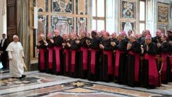 वाटिकन के प्रेरितिक राजदूतों एवं प्रतिनिधियों से मुलाकात करते हुए संत पापा लियो 14वें