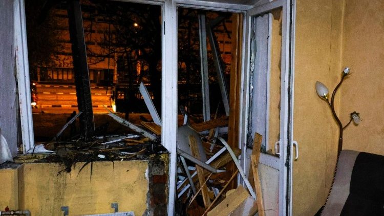 Um apartamento danificado no local de um ataque de drones em Kharkiv, nordeste da Ucrânia, em 11 de junho de 2025, em meio à invasão russa. Pelo menos duas pessoas morreram e outras 37 ficaram feridas, incluindo cinco crianças, após as forças russas lançarem um ataque noturno com drones contra Kharkiv e seus subúrbios, de acordo com o Serviço Estatal de Emergência (SES) da Ucrânia. EPA/SERGEY KOZLOV