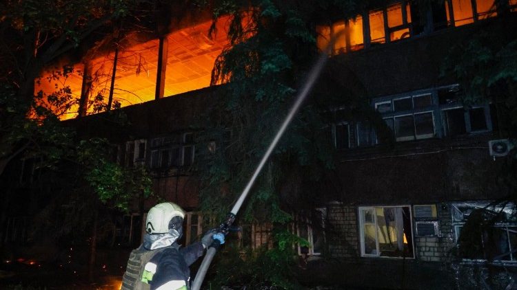 Equipes de resgate trabalham no local de um ataque de drones em Kharkiv, nordeste da Ucrânia, em 11 de junho de 2025, em meio à invasão russa. Pelo menos duas pessoas morreram e outras 37 ficaram feridas, incluindo cinco crianças, após as forças russas lançarem um ataque noturno com drones contra Kharkiv e seus subúrbios, de acordo com o Serviço Estatal de Emergência (SES) da Ucrânia. EPA/SERGEY KOZLOV