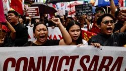 துணை அரசுத் தலைவர் பதவிவிலகக் கோரி மக்கள் போராட்டம் 