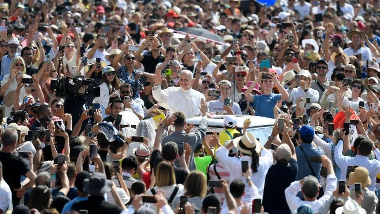 Leone a Piazza San Pietro in papamobile, saluta i fedeli