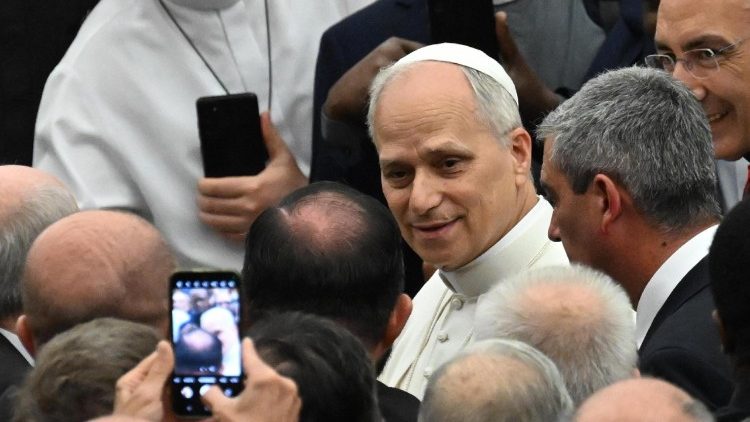 पोप लियो 14वें पुरोहितों के साथ