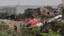 Самолет на Air India с над 240 души на борда се разби след излитане в Ахмедабад