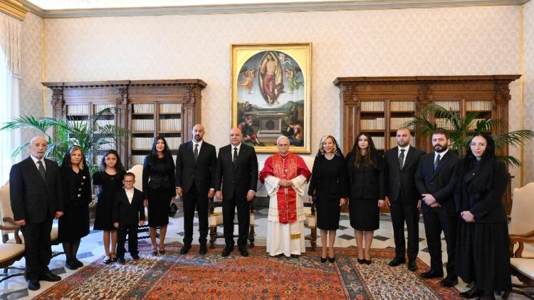 संत पापा लियो 14वें ने  लेबनान के राष्ट्रपति, जोसेफ औन  उनकी पत्नी एवं अन्य अधिकारियों के साथ