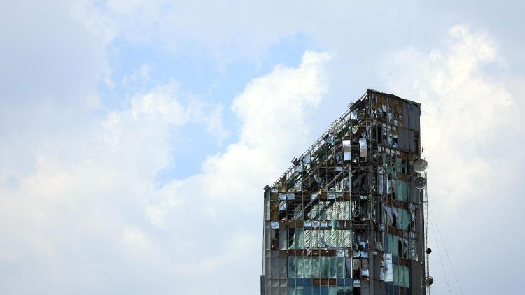 Beschädigter Wolkenkratzer in Teheran, der Hauptstadt des Iran