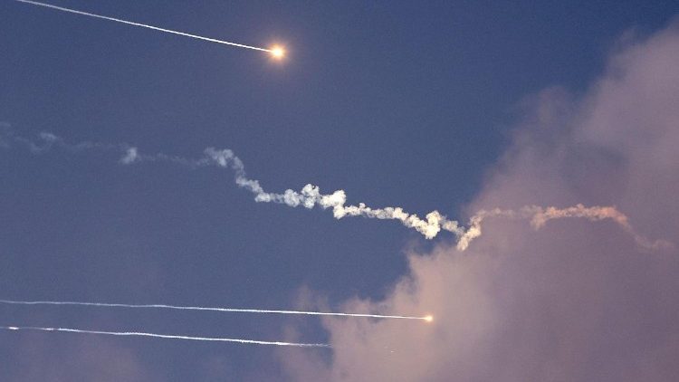 Lanciata nella notte una nuova ondata di missili su Israele