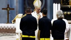 Sportolók vitték fel az adományokat Leó pápának 