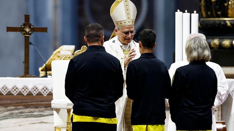 Sportolók vitték fel az adományokat Leó pápának 