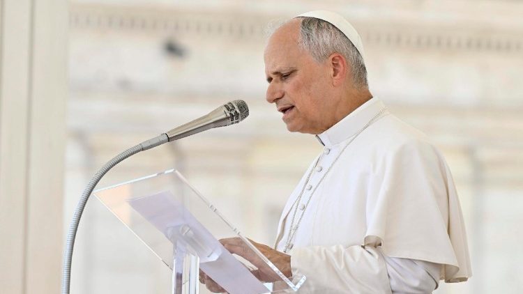 ലിയോ പതിനാലാമൻ പാപ്പാ വിശ്വാസികളെ അഭിവാദ്യം ചെയ്യുന്നു 