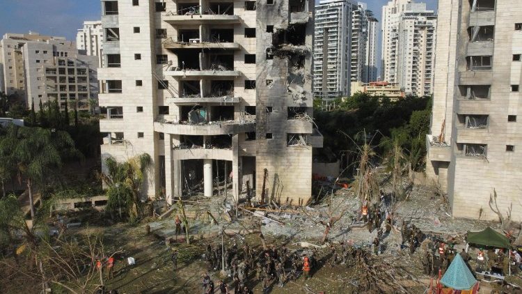 Escombros en el centro de Israel tras los ataques de Irán