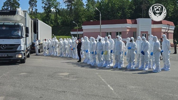 Uma foto de folheto disponibilizada pelo Quartel-General de Coordenação para o Tratamento de Prisioneiros de Guerra da Ucrânia (KSHPPV) mostra membros da equipe especial ucraniana vestindo trajes de proteção durante a repatriação de corpos de soldados ucranianos mortos em um local não revelado, Ucrânia, em 16 de junho de 2025, em meio à invasão russa. Esta etapa final da repatriação envolveu 1.245 corpos, elevando o total recebido pela Ucrânia para 6.057, como parte das negociações entre a Rússia e a Ucrânia em Istambul, informou a KSHPPV. Pela primeira vez, a repatriação utilizou vagões especializados da Ferrovia Ucraniana (Ukrzaliznytsia). EPA/KSHPPV 