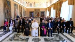 संत पापा लियो 14वें ने खगोल भौतिकी के ग्रीष्मकालीन स्कूल में प्रतिभागियों से मुलाकात की