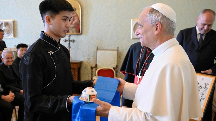 O Papa Leão XIV (E) recebendo um presente durante uma audiência privada com o cardeal italiano Giorgio Marengo no Vaticano, Cidade do Vaticano, 17 de junho de 2025.