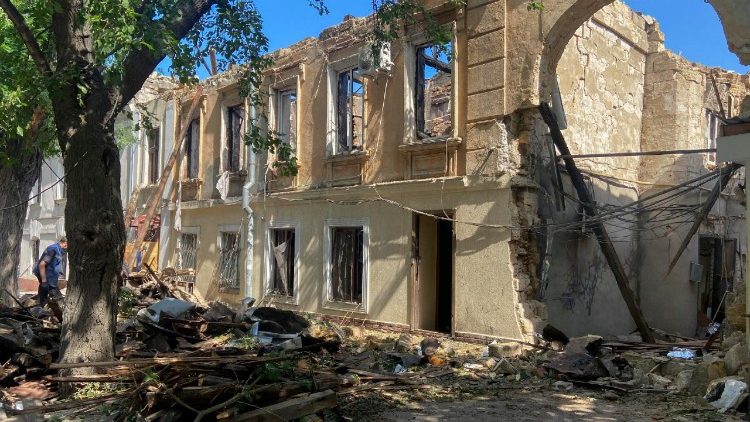 Danos no local de um ataque aéreo a um prédio residencial em Odessa, sudoeste da Ucrânia, em 17 de junho de 2025, em meio à invasão russa. Pelo menos 14 pessoas morreram e outras 60 ficaram feridas após as forças russas lançarem um ataque combinado em larga escala com pelo menos 32 mísseis e quase 440 drones em toda a Ucrânia durante a noite, informou o Serviço Estatal de Emergência (SES) da Ucrânia. EPA/IGOR TKACHENKO