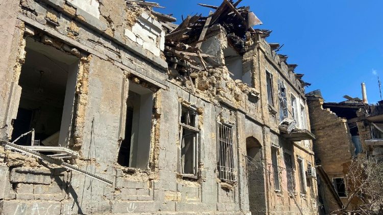 Danos no local de um ataque aéreo a um prédio residencial em Odessa, sudoeste da Ucrânia, em 17 de junho de 2025, em meio à invasão russa. Pelo menos 14 pessoas morreram e outras 60 ficaram feridas após as forças russas lançarem um ataque combinado em larga escala com pelo menos 32 mísseis e quase 440 drones em toda a Ucrânia durante a noite, informou o Serviço Estatal de Emergência (SES) da Ucrânia. EPA/IGOR TKACHENKO