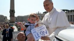 குழந்தையை ஆசிர்வதிக்கும் திருத்தந்தை 