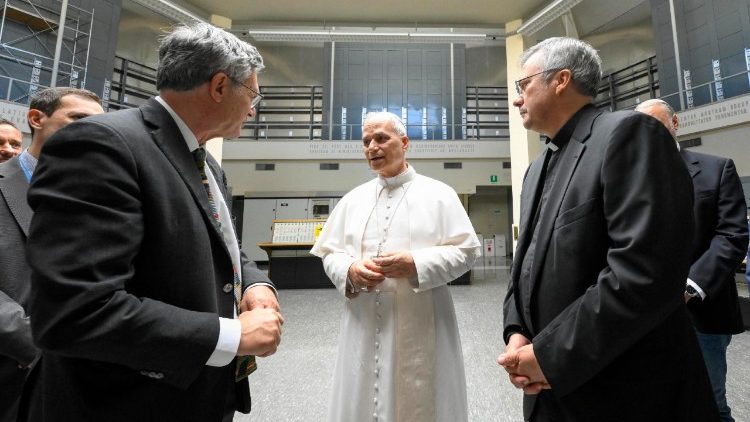 संत मरिया गलेरिया के वाटिकन रेडियो प्रसारण केंद्र का दौरा करते पोप लियो 14वें