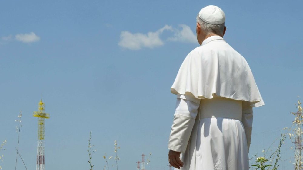 教皇レオ14世、アンテナが立つバチカン放送送信センター敷地内で　2025年6月19日