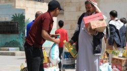 റേഷനായി ലഭിച്ച വസ്തുക്കളുമായി പോകുന്ന യെമനി പൗരന്മാർ