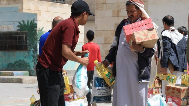 റേഷനായി ലഭിച്ച വസ്തുക്കളുമായി പോകുന്ന യെമനി പൗരന്മാർ