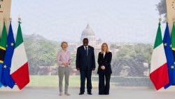 Meloni azindua mpango wa kupunguza deni la Afrika.(Kushoto Rais wa Tume ya UE Bi Ursula(katikati Makamu Rais wa Tanzania Bwana P.Mpango,kulia kwake Bi Meloni,Waziri Mkuu wa Italia )