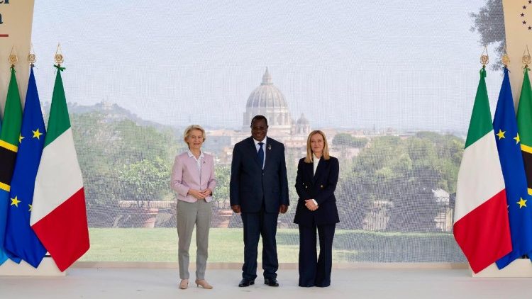 Meloni azindua mpango wa kupunguza deni la Afrika.(Kushoto Rais wa Tume ya UE Bi Ursula(katikati Makamu Rais wa Tanzania Bwana P.Mpango,kulia kwake Bi Meloni,Waziri Mkuu wa Italia )