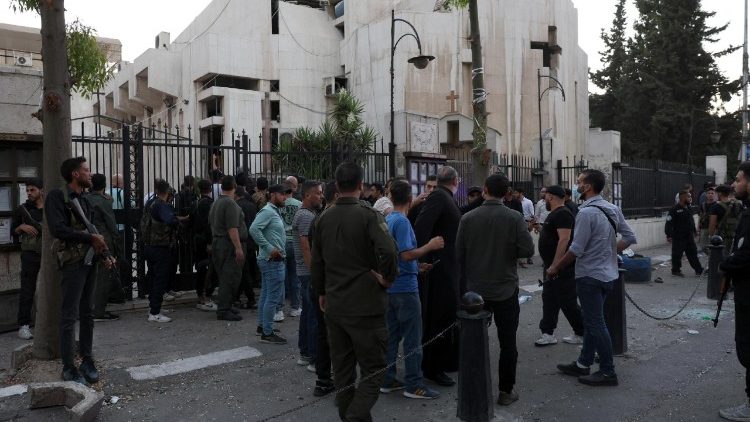 Agentes de segurança do lado de fora da Igreja Mar Elias após um atentado suicida, nos arredores de Damasco, Síria, 22 de junho de 2025. Autoridades sírias relataram pelo menos nove mortos e 13 feridos no ataque, acrescentando que o homem-bomba era filiado à organização terrorista Estado Islâmico (EI). EPA/MOHAMMED AL RIFAI