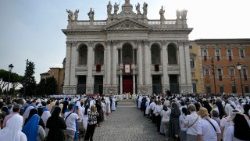 Fieles en San Juan de Letrán para la misa del Corpus Domini presidida por el Papa