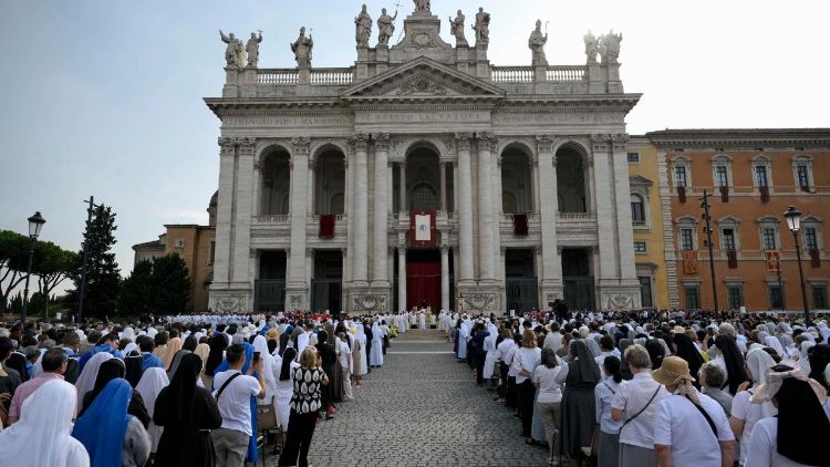 Fedeli a San Giovanni in Laterano per la Messa del Corpus Domini presieduta dal Papa