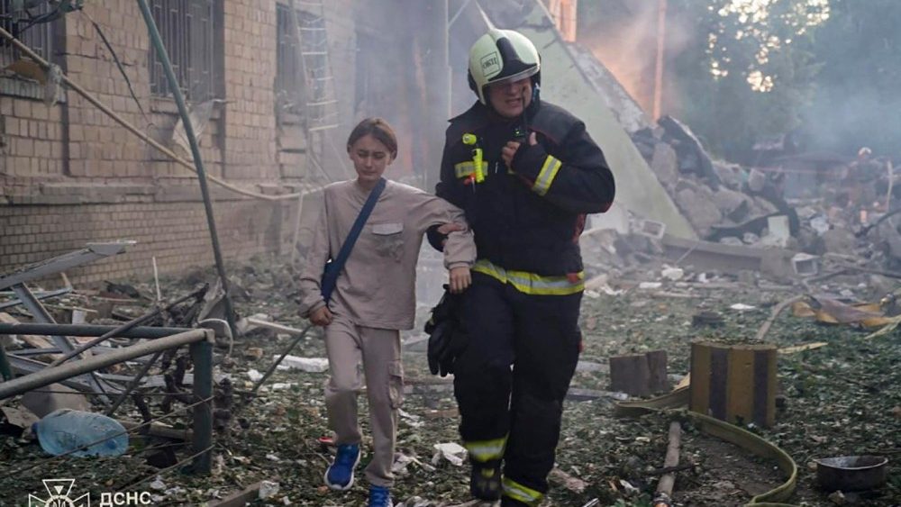 Uma foto do folheto, disponibilizada pelo Serviço de Emergência do Estado, mostra socorristas ucranianos evacuando um morador no local de um ataque com foguete contra um prédio residencial de cinco andares, após um ataque massivo durante a noite em Kiev, Ucrânia, em 23 de junho de 2025, em meio à invasão russa em andamento. EPA/SECURITY SERVICE OF UKRAINE   (ANSA)