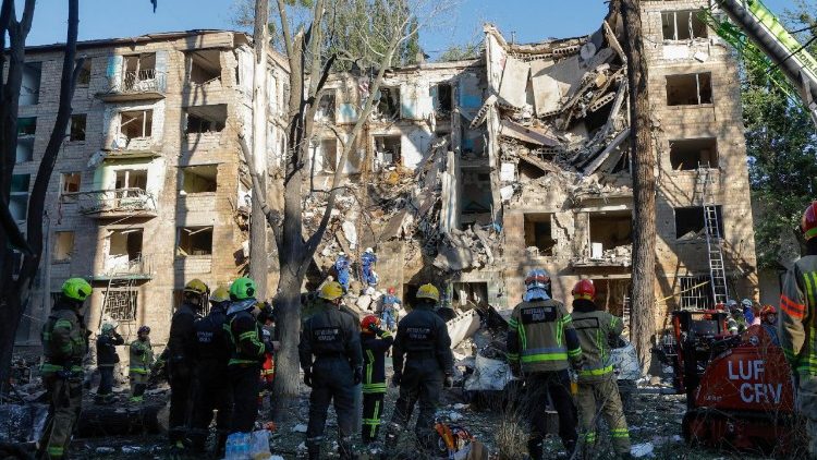 I servizi di emergenza sul luogo di un attacco missilistico contro un edificio residenziale a Kyiv, in Ucraina
