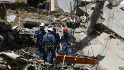 Soccorritori al lavoro tra le macerie a Kyiv