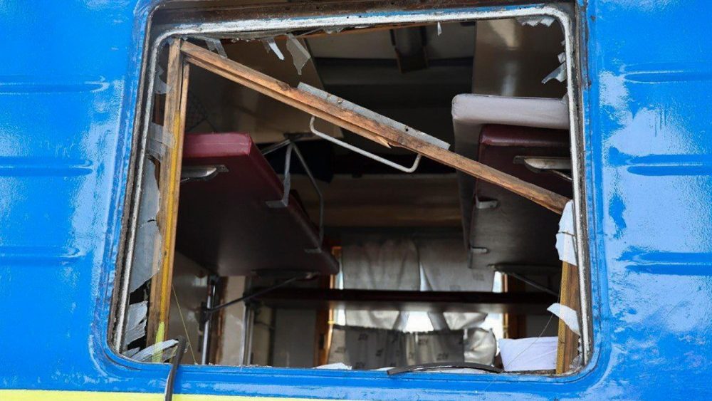 Uma foto de folheto disponibilizada pela Administração Militar Regional de Dnipropetrovsk mostra um trem de passageiros danificado após bombardeio russo na cidade de Dnipro, Ucrânia, em 24 de junho de 2025. Pelo menos 11 pessoas morreram e 153 ficaram feridas em Dnipro e na região de Dnipropetrovsk após o ataque com foguetes russos na região, onde um dormitório, um ginásio, um prédio administrativo e um trem de passageiros foram danificados, de acordo com o chefe da Administração Militar Regional de Dnipropetrovsk, Sergii Lysak. EPA/Dnipropetrovsk Regional Military Administration   (ANSA)