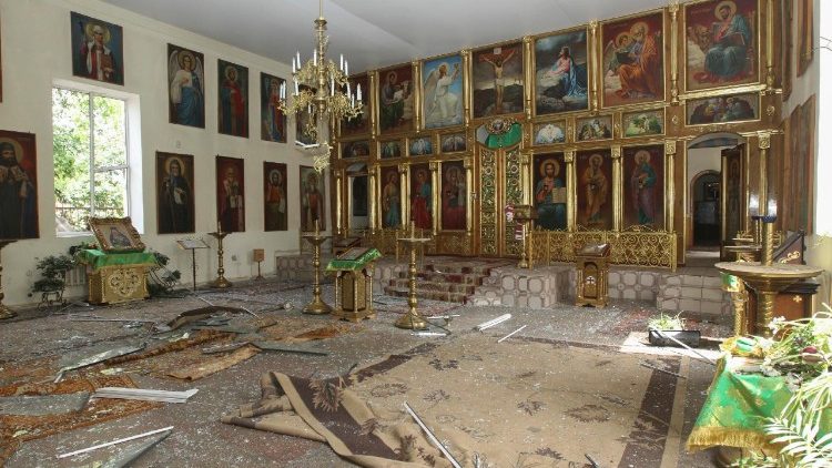 Uma foto divulgada pela Administração Militar Regional de Dnipropetrovsk mostra os danos na Igreja dos Santos Apóstolos Pedro e Paulo após o bombardeio maciço da Rússia na cidade de Dnipro, Ucrânia, em 24 de junho de 2025. Pelo menos 16 pessoas morreram e 279 ficaram feridas em Dnipro e na região de Dnipropetrovsk após o ataque com foguetes russos na região, onde um dormitório, um ginásio, um prédio administrativo e um trem de passageiros foram danificados, de acordo com o chefe da Administração Militar Regional de Dnipropetrovsk, Sergii Lysak.  EPA/Dnipropetrovsk Regional Military Administration 