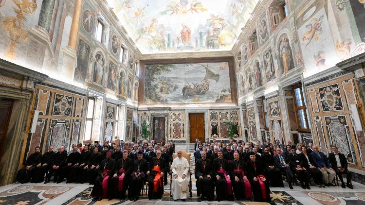 पूर्वी कलीसियाओं के लिए सहायता एजेंसियों के सदस्यों के साथ पोप फ्रांँसिस 