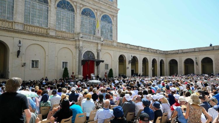 போதைப்பொருள் ஒழிப்பு தின விழாவின் பங்கேற்பாளர்களைச் சந்திக்கும் திருத்தந்தை 