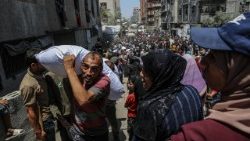 Palästinenser in Gaza bei einer Essensausgabe am Donnerstag