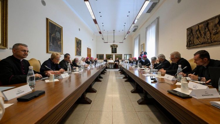  ലിയൊ പതിനാലാമൻ പാപ്പായും പങ്കെടുത്ത.   സിനഡിൻറെ പൊതുകാര്യാലയത്തിൻറെ ജൂൺ  26,27 തീയതികളിൽ നടന്ന പതിനാറാം സാധാരണ യോഗത്തിൻറെ ദൃശ്യം