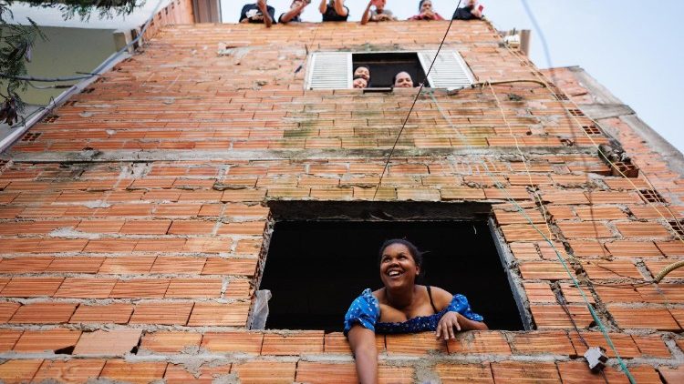 Menschen in einem Slum