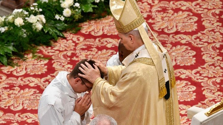 തിരുഹൃദയ തിരുനാൾ ദിനത്തിൽ 32 നവവൈദികരെ ലിയോ പതിനാലാമൻ പാപ്പാ  അഭിഷേകം ചെയ്തു 