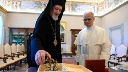 कुस्तुनतुनिया के प्राधिधर्माध्यक्ष के प्रतिनिधि से मुलाकात करते पोप लियो 14वें