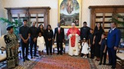 गिनी गणराज्य के राष्ट्रपति से मुलाकात करते पोप लियो 14वें