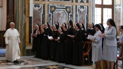 துறவற அருள்சகோதரிகளுடன் திருத்தந்தை