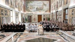 संत पापा लियो 14वें ने सोमवार को वाटिकन में दिव्य दया की पुत्रियों, संत बसिल महान के धर्मसमाज की धर्मबहनों, एम्पारो की अगुस्टीनियन धर्मबहनों और पवित्र हृदय की फ्रांसिस्कन धर्मबहनों से मुलाकात की