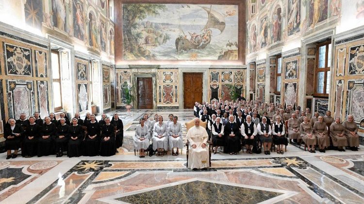 संत पापा लियो 14वें ने सोमवार को वाटिकन में दिव्य दया की पुत्रियों, संत बसिल महान के धर्मसमाज की धर्मबहनों, एम्पारो की अगुस्टीनियन धर्मबहनों और पवित्र हृदय की फ्रांसिस्कन धर्मबहनों से मुलाकात की